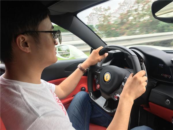在新落成的赛道上开法拉利 是怎样一种感觉？
