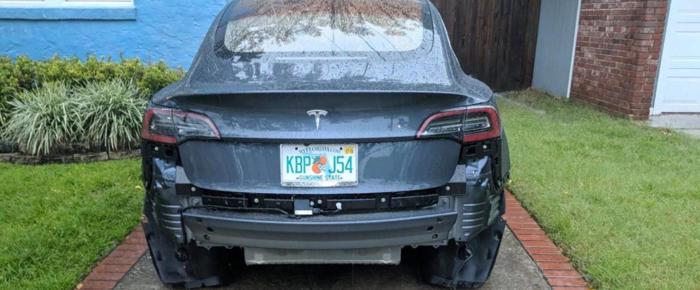 两车主推特抱怨Model 3后保险杠脱落 特斯拉表示正在调查原因