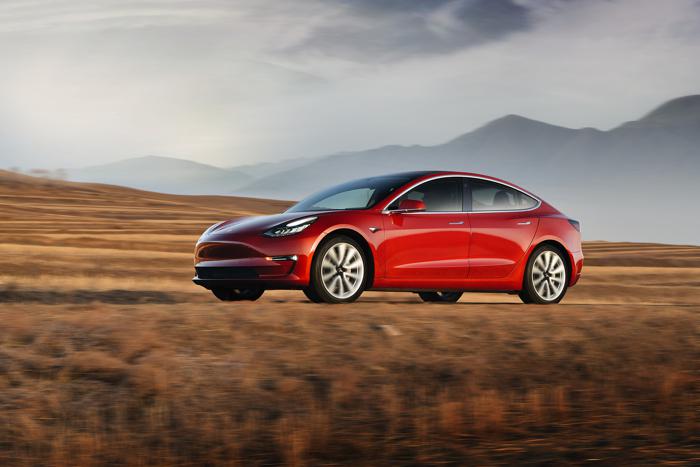 特斯拉Model 3高性能和长续航全驱版在华开放选配，预计3月开始交付