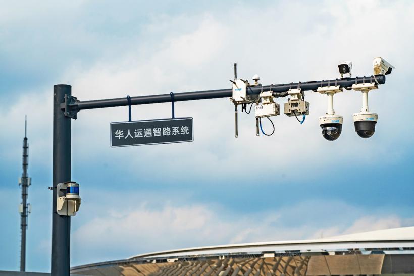 “零事故 零排放 零拥堵” 华人运通车路城一体化“智城”系统定义未来出行