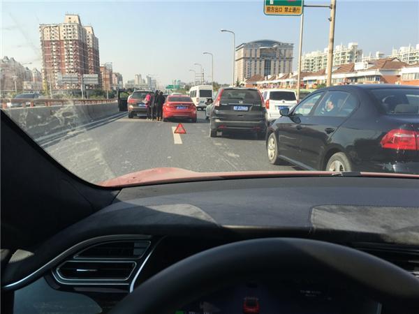 亲测特斯拉自动辅助驾驶 魅力大于槽点