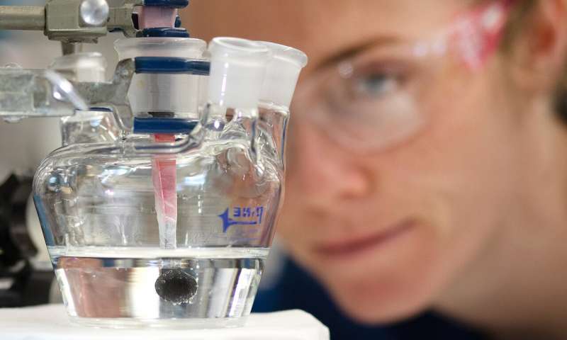 美国科学家研发廉价催化剂 可大规模分解水制氢