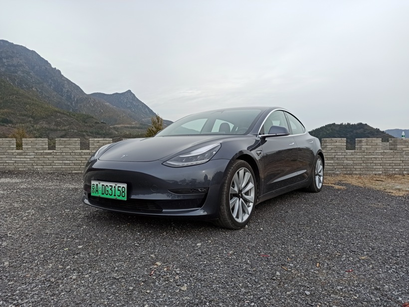 自动超车/智能并线匝道，这辆特斯拉Model 3或许有了人的影子
