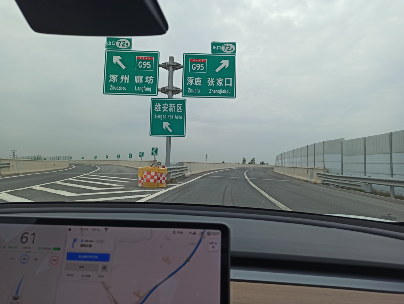 自动超车/智能并线匝道，这辆特斯拉Model 3或许有了人的影子