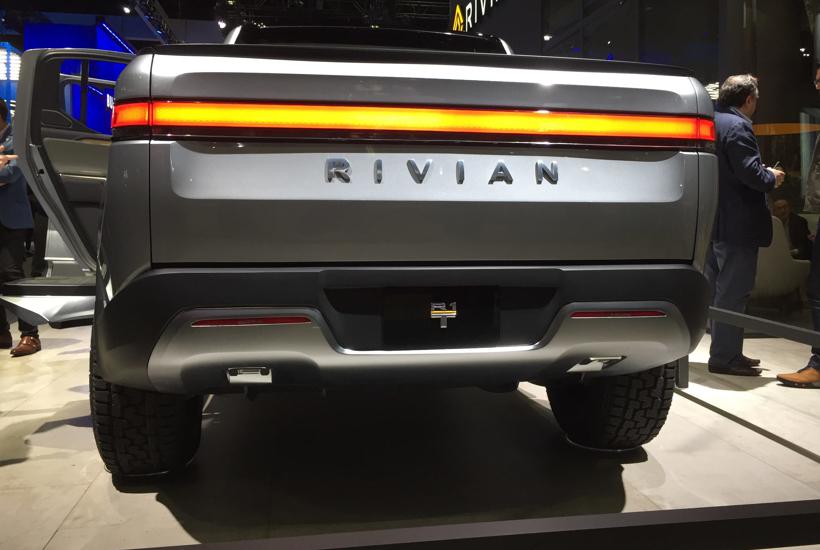 Rivian R1T新专利：后档板可摇晃之后再放下更方便装卸货物