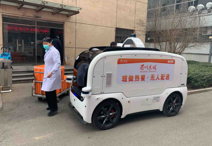众志成城，科技战“疫”：百度Apollo无人智能防疫车抵达武汉高校隔离点