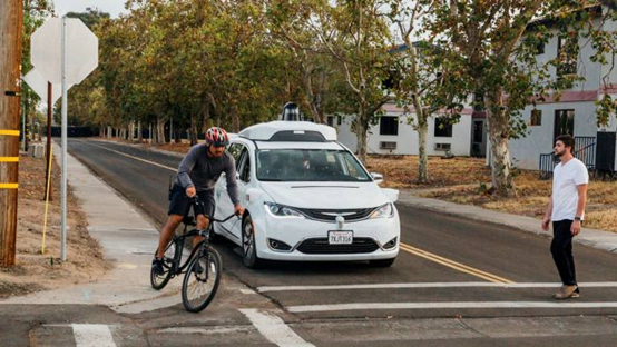 “自动驾驶出租车”碰壁 高速公路自动驾驶应用赶超