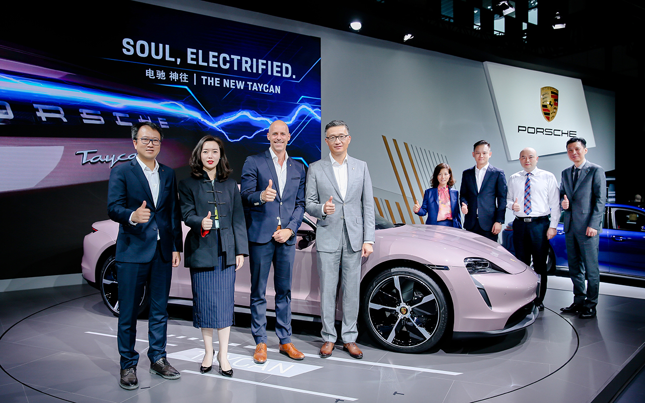 保时捷携全新Taycan与结晶腐蚀版911艺术车亮相成都车展