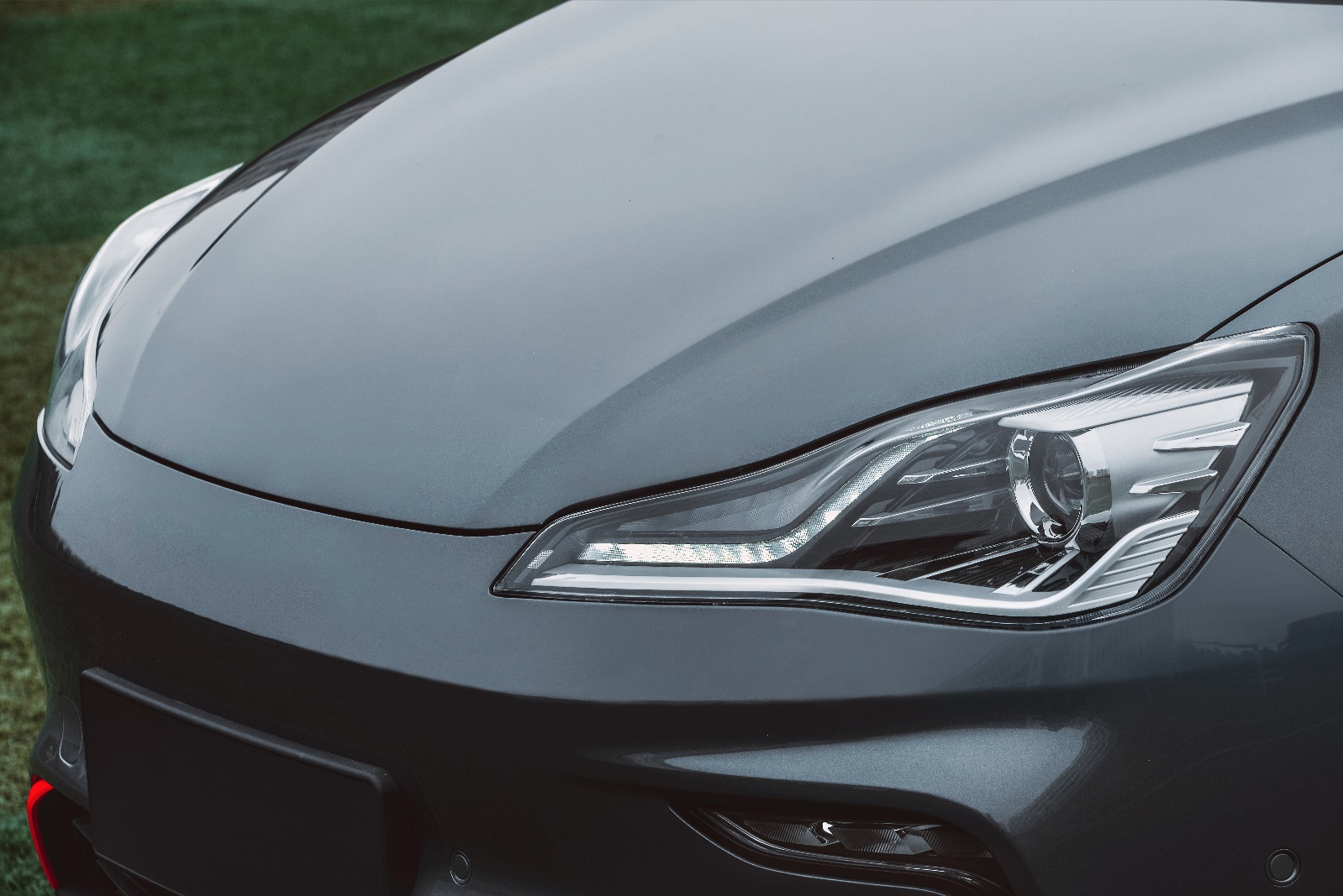 哪吒V官方照片，外形与特斯拉model3神似