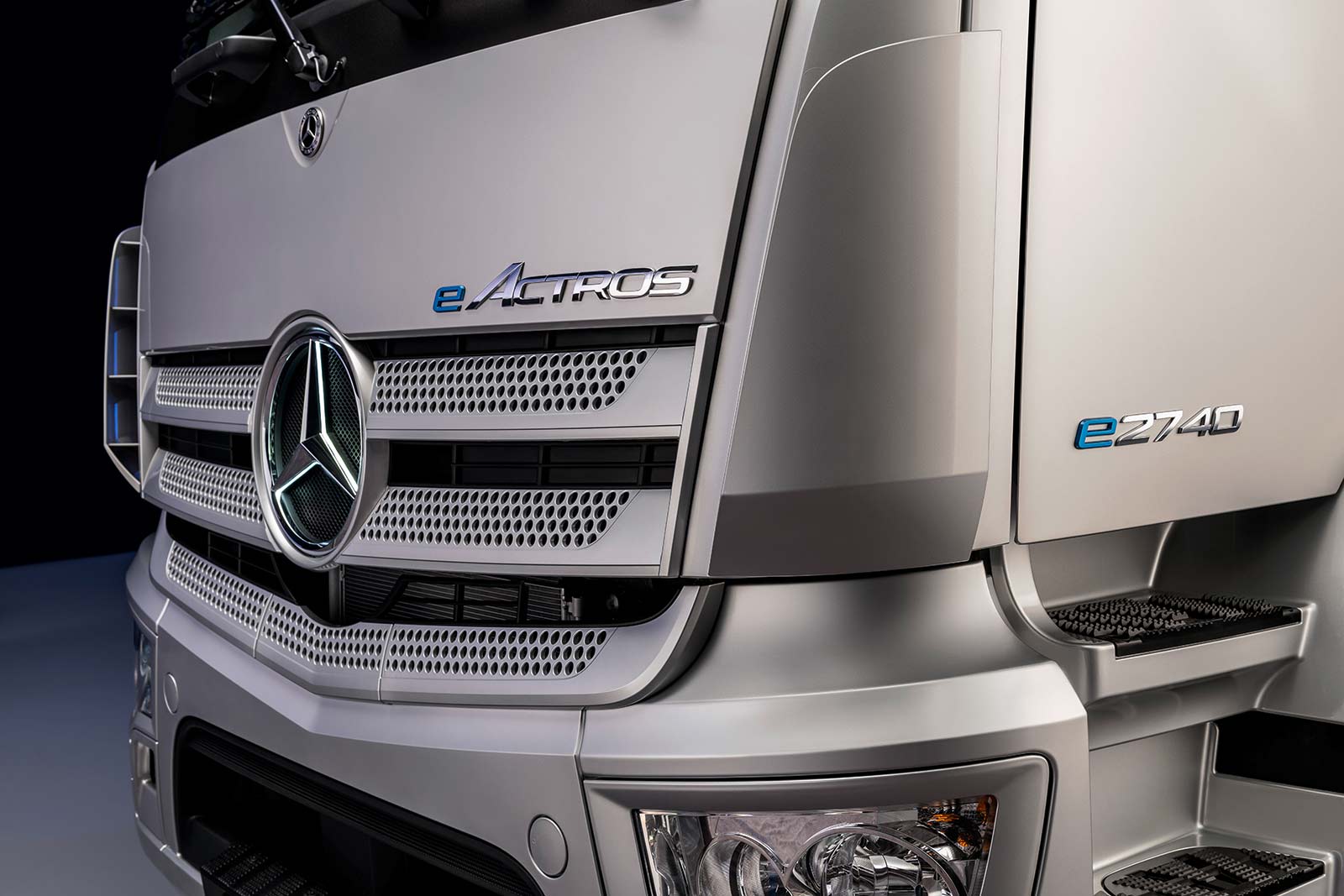发布Actros F等新车 奔驰展示旗下最新卡车与创新技术