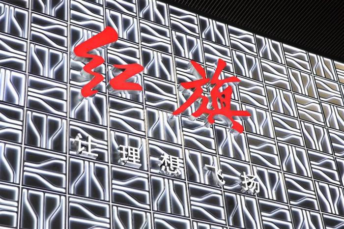 国产Model 3、宝马和捷豹路虎：这些车的尾标，为何需要抠掉？