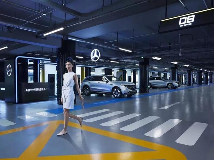 奔驰回应三里屯Mercedes me停业，深圳还将新开一家