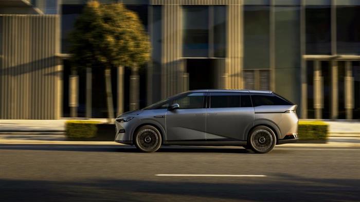科技旗舰全面升舱 2025款小鹏X9开启预售39.98万元起