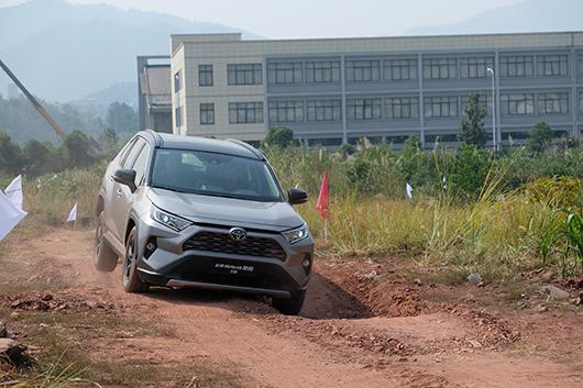 越级而生，试驾一汽丰田全新RAV4荣放