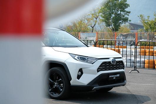 越级而生，试驾一汽丰田全新RAV4荣放