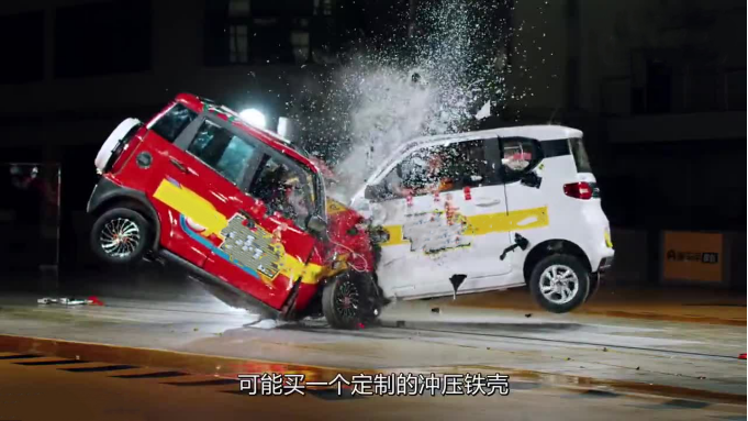 宏光MINIEV对撞老头乐，两款微型车硬碰硬，到底谁不行？