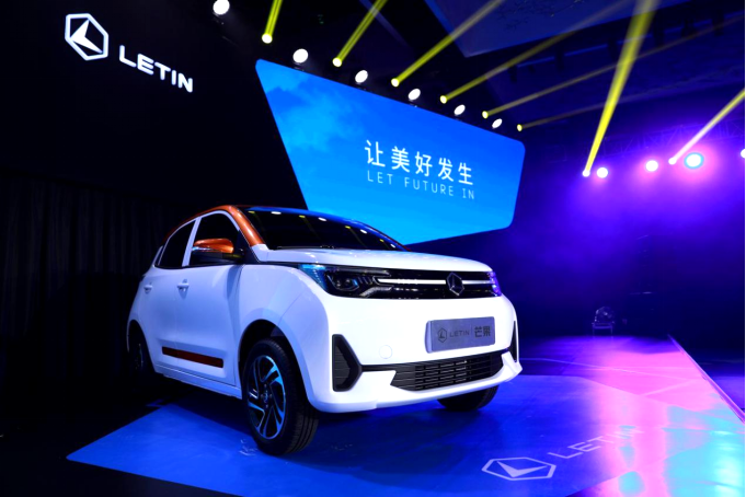 宏光MINIEV对撞老头乐，两款微型车硬碰硬，到底谁不行？