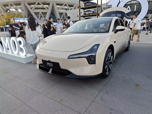 小鹏自研图灵芯片流片成功：40核心、1颗顶3颗，小鹏P7+首发AI鹰眼视觉智驾方案